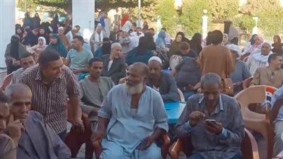 إقبال كبير من المواطنين على توثيق توكيلات انتخابات الرئاسة بالفيوم | بث مباشر 