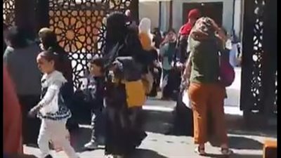 بتوزيع الحلوى.. توافد المواطنين على مسجد الإمام الحسين للاحتفال بالمولد النبوي الشريف| بث مباشر