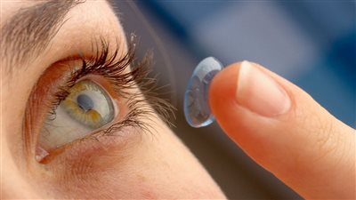 كادت أن تفقد بصرها.. فتاة بريطانية تخضع لجراحة زرع قرنية بسبب العدسات اللاصقة 