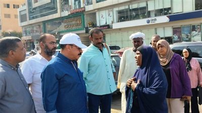 محافظ أسوان يتفقد الشوارع الداخلية والمناطق السكنية بحي غرب