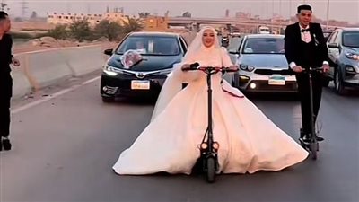 زفة عروسين بـ سكوتر تثير الجدل على السوشيال ميديا.. ومستخدمون: العروسة كنست الشارع بالفستان