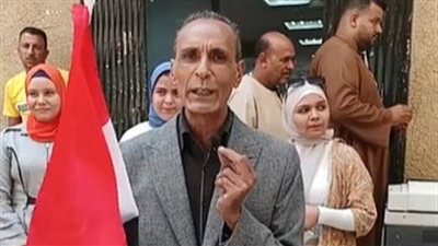 أنا الطلقة اللي حمت أرضك.. مواطن بالمنيا يهدي الرئيس السيسي قصيدة أثناء عمل التوكيل بالشهر العقاري| بث مباشر 