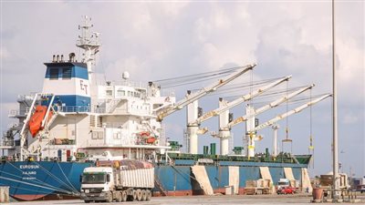 ميناء دمياط يستقبل 4008 أطنان سكر و1476 طن عدس 