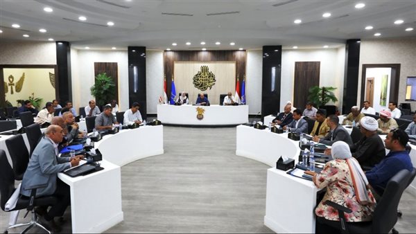 جانب من اجتماع محافظ