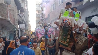 عادة متوارثة.. أهالي قرية بالدقهلية يحتفلون بالمولد النبوي الشريف بموكب للجمال والخيول