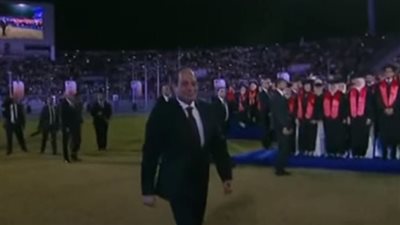 السيسي يصل إلى استاد قناة السويس ليشهد تكريم أوائل الخريجين من الجامعات المصرية