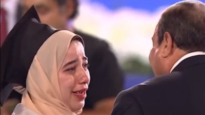 بعيون باكية.. طالبة تقطع مسيرة خريجي جامعات مصر للحديث مع الرئيس السيسي