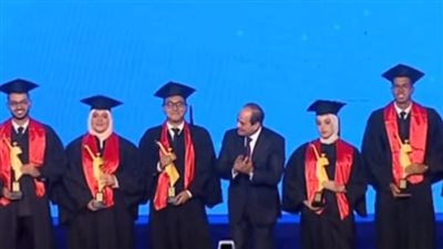 السيسي يغادر ستاد قناة السويس بعد تكريم أوائل خريجي الجامعات المصرية 