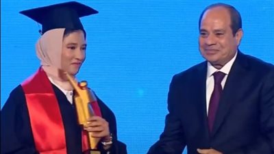 بعد تكريمها من السيسي.. خريجة سياسة واقتصاد بني سويف: كنت بتمنى أشوف الرئيس وفخورة بنفسي | خاص