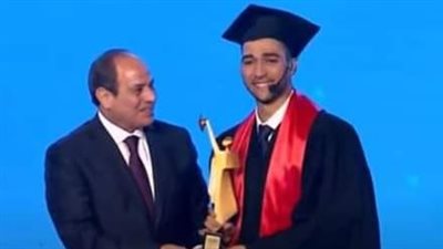 بعد تقديمه الحفل أمام السيسي.. الأول على كليات الإعلام: منمتش ليليتها وهو أب للطلاب| خاص 