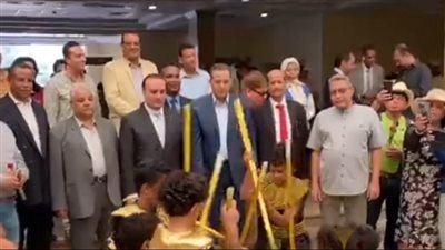 بالزي الفرعوني.. نائب محافظ الأقصر يستقبل السائحين في يوم السياحة العالمي | بث مباشر