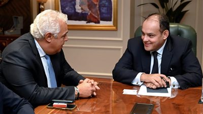وزير التجارة يبحث خطط الشراكة مع مجموعة هايدلبرج ماتيريالز مصر المتخصصة في تصنيع الأسمنت