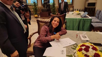 نواب حماة الوطن يتوافدون على البرلمان لتحرير نماذج تزكية الرئيس السيسي في الانتخابات الرئاسية المقبلة