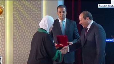واعظة بالأوقاف عن تكريم السيسي لها: تكريم لكل امرأة مصرية.. والنبي أول من أعطى المرأة حقوقها