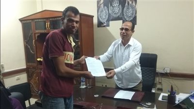 العمل: تسليم 7 عقود عمل لذوي همم في أسوان