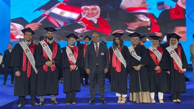 بحضور رئيس الجامعة.. السيسي يكرم أوائل خريجي الجامعة البريطانية في يوم الاحتفال بتفوق جامعات مصر