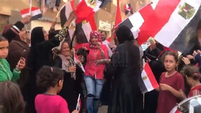 احتفالات أمام مقر الشهر العقاري بالمنصورة خلال تحرير توكيلات الانتخابات الرئاسية