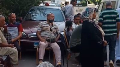 تحدى إعاقته.. مواطن من ذوي الهمم يحرص على النزول وتوثيق توكيل الترشح لانتخابات الرئاسية بالإسكندرية| بث مباشر 