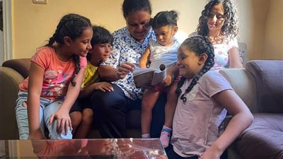 خروج من المدرسة وزواج مبكر.. تيتا نجاة تحصل على محو الأمية في سن الخمسين وتشارك أحفادها القراءة والكتابة