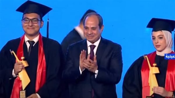 السيسي يتوسط صورة