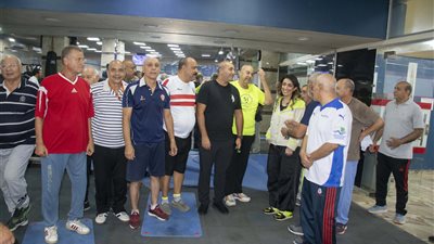 هاني العتال يلتقي بعض أعضاء نادي الزمالك داخل الجيم خلال جولة انتخابية | صور