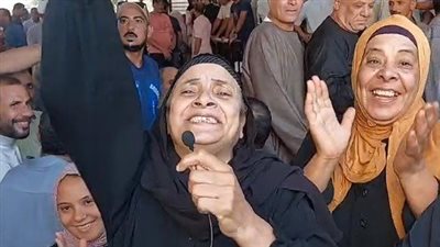 بالزغاريد والأعلام.. سيدات طنطا وبنها يؤيدن الرئيس السيسي أمام مكاتب الشهر العقاري: كلنا معاك| بث مباشر 