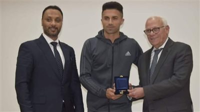 محافظ بورسعيد يدعم المريخ بنصف مليون جنيه قبل انطلاق الدوري