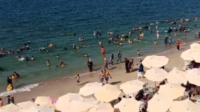 هربا من درجات الحرارة.. إقبال على شواطئ الإسكندرية قبل أيام من بدء العام الدراسي| بث مباشر 