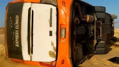 إصابة 5 أشخاص في انقلاب أتوبيس سياحي بطريق الواحات