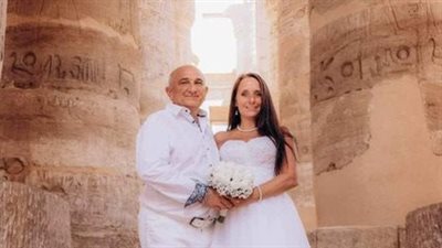 غرام في الكرنك.. سائحان مجريان يحتفلان بزواجهما بفوتوسيشن في الأقصر