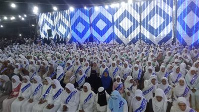 بالزي الأبيض والوشاح الأزرق.. تكريم 800 طالب وطالبة من حفظة القرآن الكريم بأسوان| صور