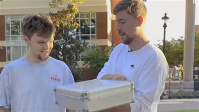 اختاره بطريقة عشوائية.. يوتيوبر يدفع 14000 دولار رسوم دراسية لأحد الطلاب