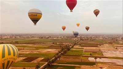 850 سائحًا يستمتعون بالرحلات النيلية والبالون الطائر بالأقصر صباح اليوم | بث مباشر