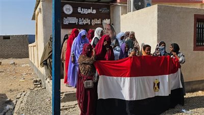 رافعين علم مصر.. توافد سيدات الشلاتين على الشهر العقاري لتحرير توكيلات تأييد للرئيس السيسي |صور