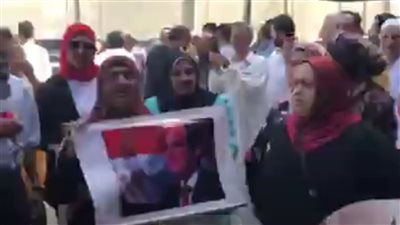 بالأغاني الوطنية والأعلام.. توافد مؤيدي الرئيس السيسي على مكاتب الشهر العقاري بالقليوبية 