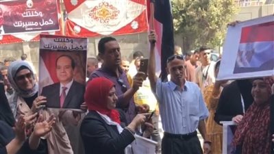 بالدفوف والأعلام.. توافد الرجال والسيدات أمام الشهر العقاري بالقليوبية لدعم السيسي | بث مباشر