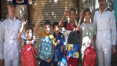  تعزيزًا لروح المشاركة.. الداخلية تواصل تنظيم قوافل إنسانية لتوزيع حقائب مدرسية وسلع غذائية | صور