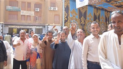 لليوم الخامس.. زحام على فروع الشهر العقاري بالأقصر لتحرير توكيلات للسيسي 