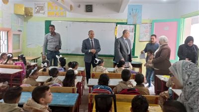 في أول أيام الدراسة.. وكيل تعليم كفر الشيخ يتفقد المدارس ويوزع الكتب على الطلاب