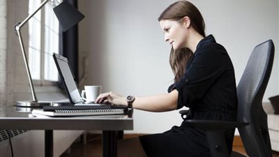 أضرار الجلوس لفترة طويلة على الصحة الجسدية والعقلية.. تعرف عليها