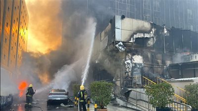 حريق هائل يلتهم واجهة مبنى وعدد من السيارات بالرياض.. والدفاع المدني يعلن إخماده 