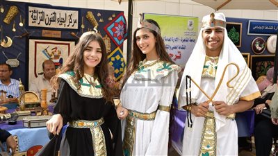 الزي الفرعوني حاضر.. إحياء التراث داخل جامعة القاهرة في حفل استقبال الطلاب
