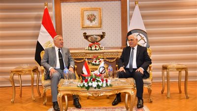 النائب العام يستقبل رئيس المحكمة الدستورية العليا ويهديه درع النيابة العامة