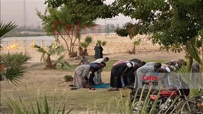 وسط دعوات لخروج الجثمان.. أهالي الكرنك يصلون المغرب بموقع غرق صبي بالأقصر 