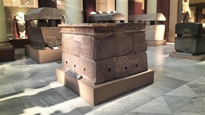 المتحف المصري بالتحرير يعرض مذبح من الحجر الرملي للمعبود الثور | صور 