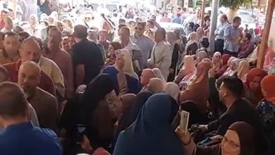 زغاريد وأغان وطنية.. زحام أهالي الغربية أمام مقرات الشهر العقاري لتحرير توكيلات للسيسي | بث مباشر