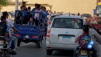بالتكاتك والموتسيكلات.. أولياء الأمور يصطحبون أبناءهم في أول يوم دراسي بالأقصر | صور
