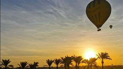 انتعاشة سياحية كبيرة.. 1000 سائح يزينون سماء الأقصر على متن 45 رحلة بالون طائر