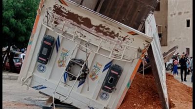 مصرع شخص وإصابة 4 إثر انقلاب سيارة نقل بالمقطم | صور 