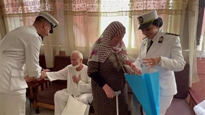الداخلية تطلق مبادرة رد الجميل لكبار السن بدور الرعاية والمستشفيات وتوزع الهدايا عليهم